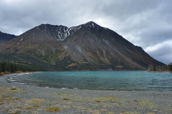 A magnífica paisagem na estrada entre Haines Junction, no Canadá e a fronteira com o Alaska
